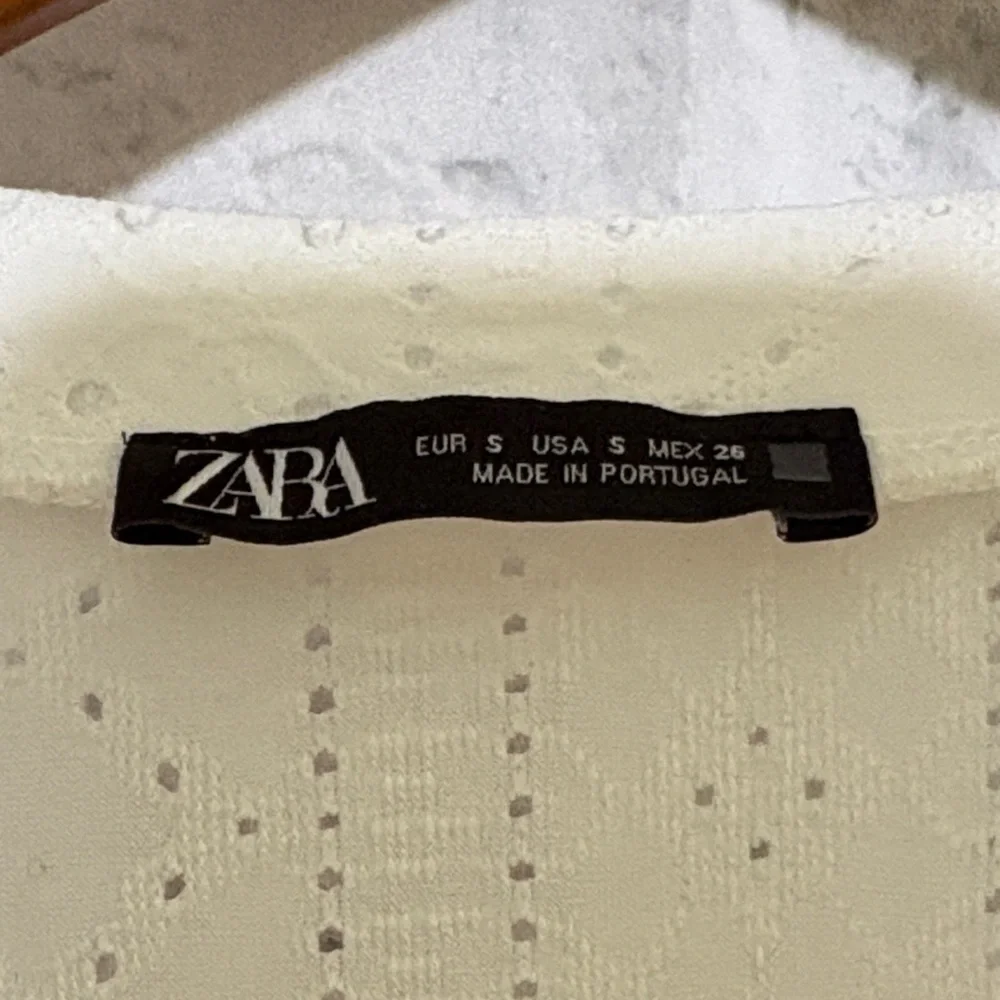Zara White Eyelet short sleeve blouse size small - Picture 2 of 6